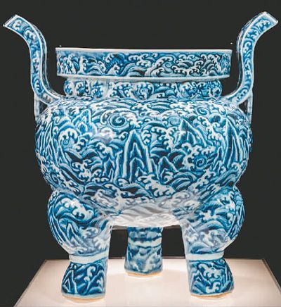 南京博物院藏青花寿山福海纹三足炉