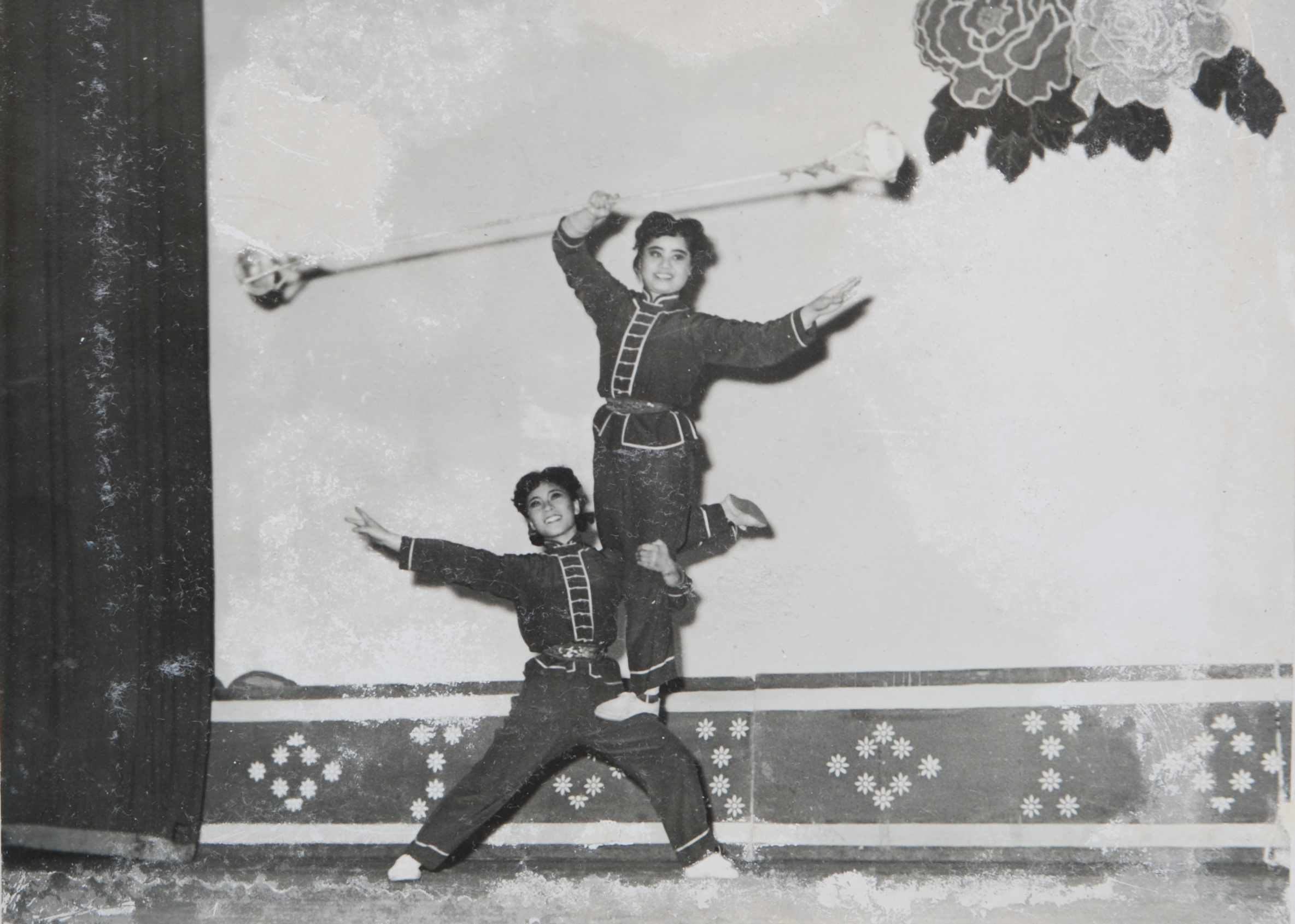 射阳县杂技团上世纪70年代表演的《水流星》