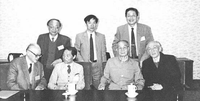 1990年，徐冠仁（前排左二）等在中国农业科学院原子能利用研究所考察