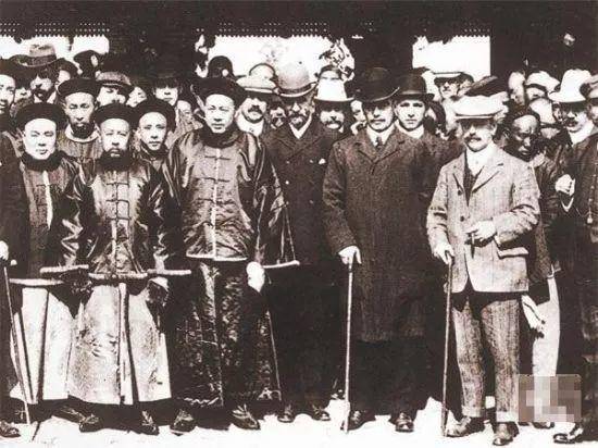 怡和洋行的高管们与清朝官员一起参加沪宁铁路全线通车典礼