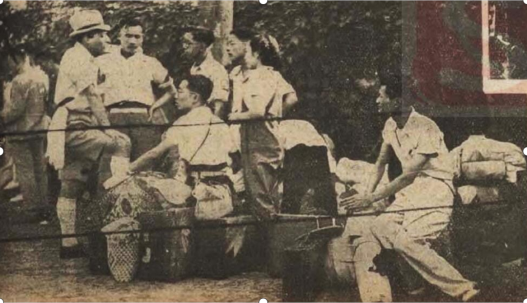 图1：1937年8月30日下午，漫画宣传队队员们在火车站集合准备出发时的合影。由于逃难的人非常多，直到第二天才踏上了火车。.png