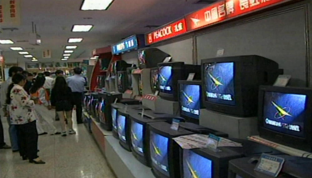 1998年，市民在商场选购彩电