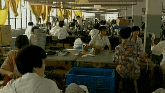 1996年，工人在香塘制鞋厂车间工作