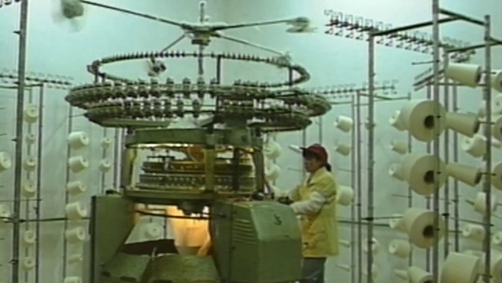 乡镇纺织厂工人正在操作机器
