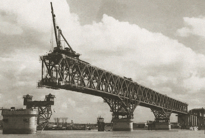 建设中的南京长江大桥（江苏省档案馆供图）