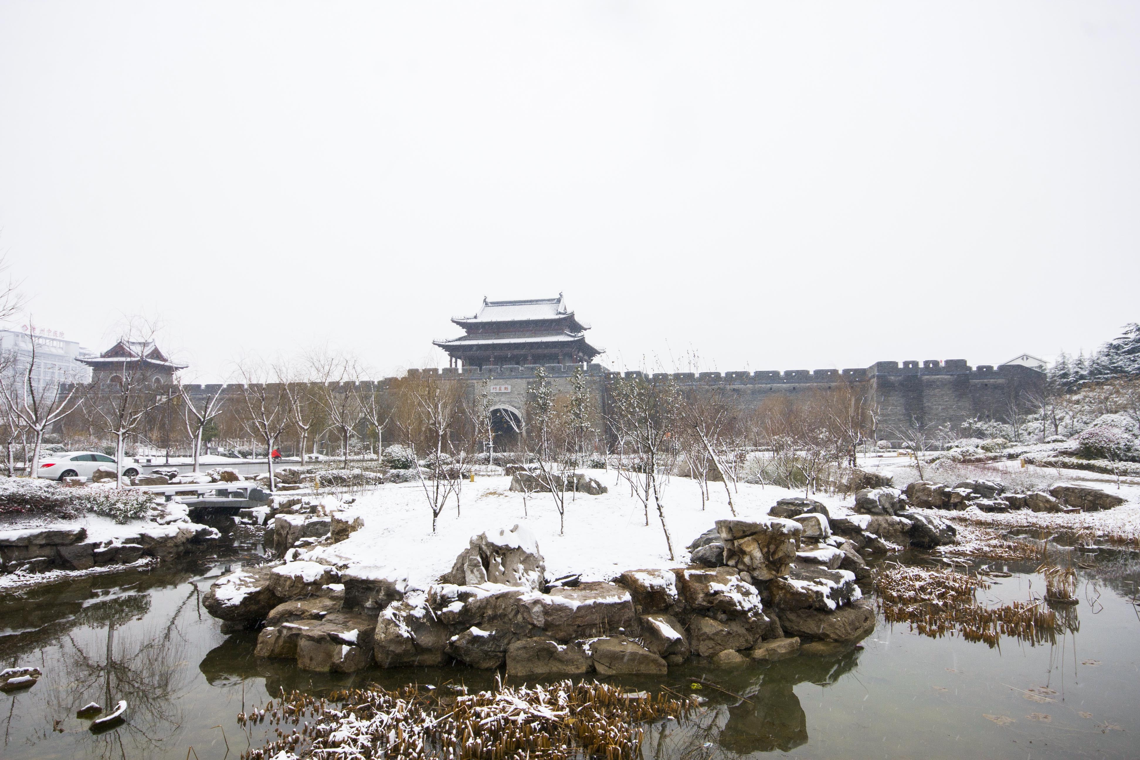 雪中的淮安古城墙遗址公园