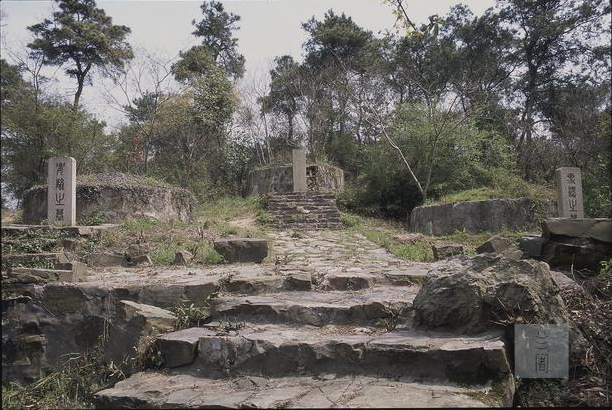 无锡鸿山三墓（左中右依次为专诸墓、梁鸿孟光墓、要离墓）