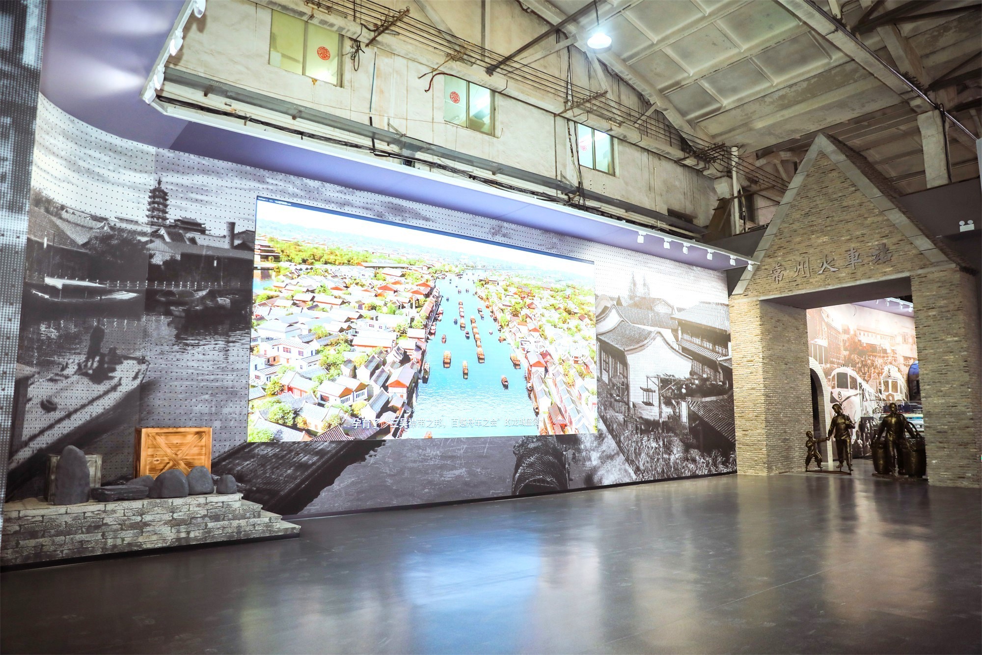展览馆设有大屏，用视频介绍运河两岸的工业历史情况