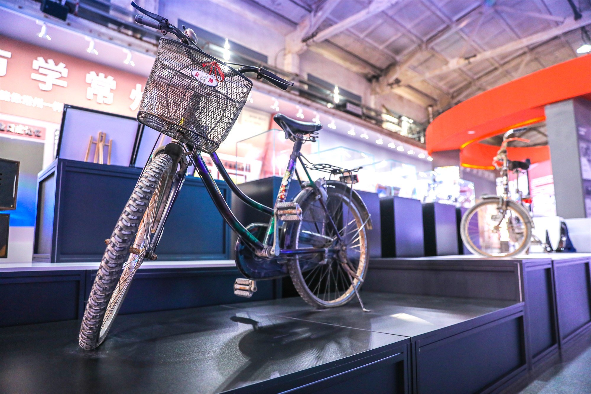 展览馆内陈列的金狮自行车