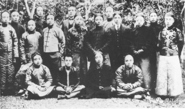 1909年苏州虎丘“南社第一次雅集”合影，中排左二陈去病，前排右二柳亚子