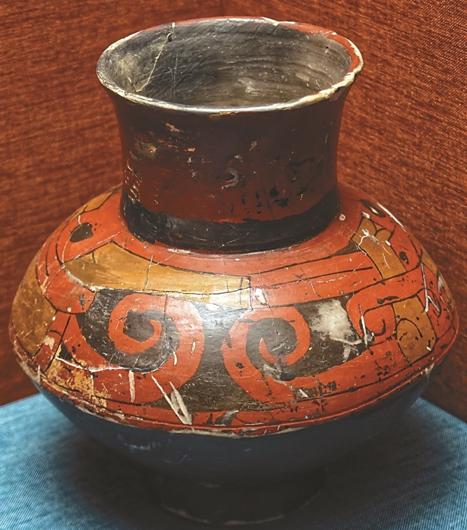 常州寺墩漆彩陶壶 （南京博物院提供）