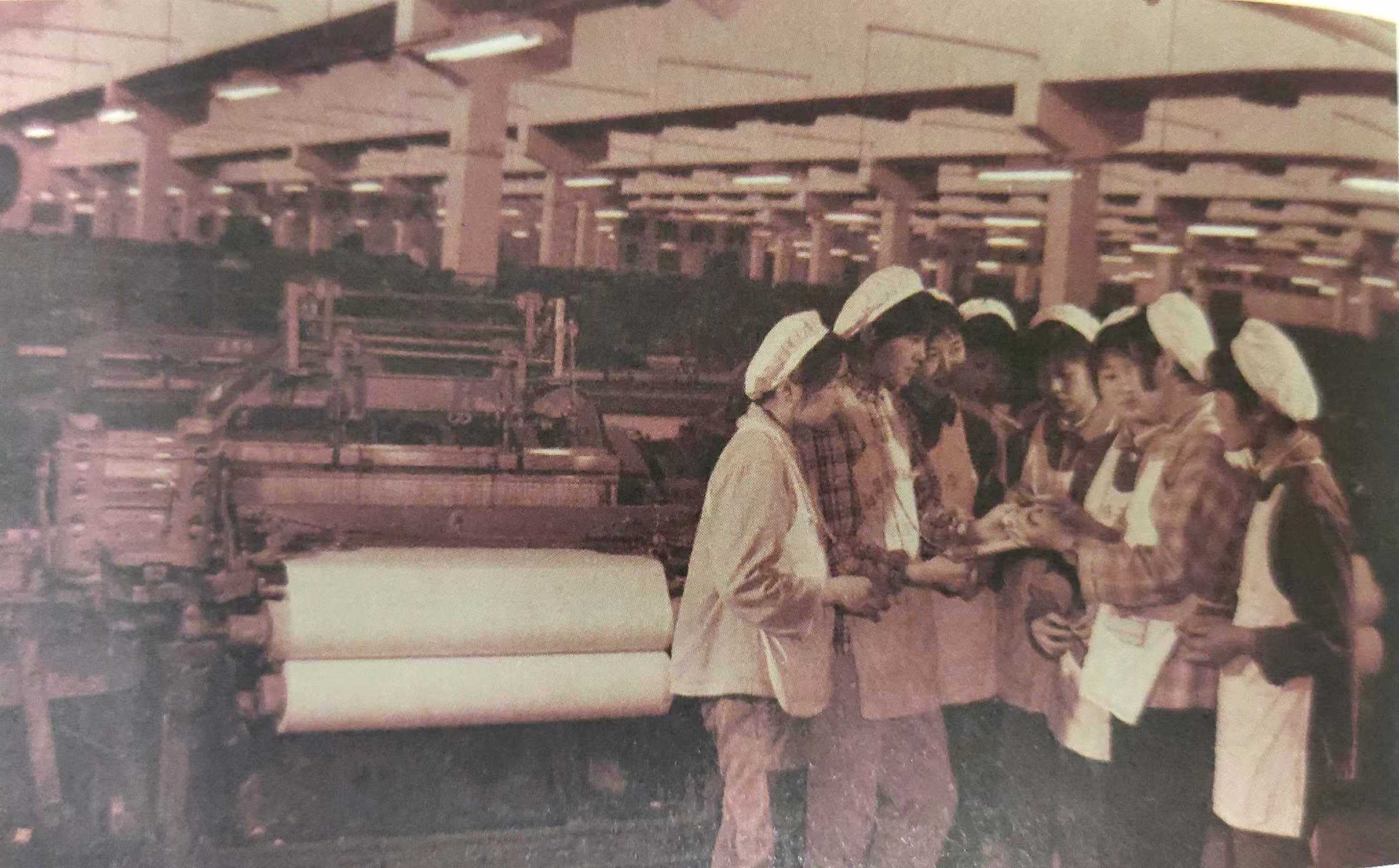 国营第五毛纺织厂织布车间女工开展技术交流