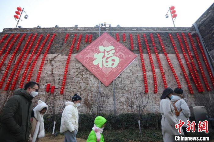 南京明城墙中华门城堡张贴巨型“福”字。　泱波 摄