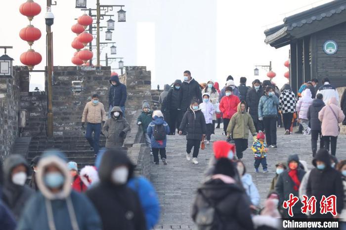 游客们登上南京明城墙。　泱波 摄