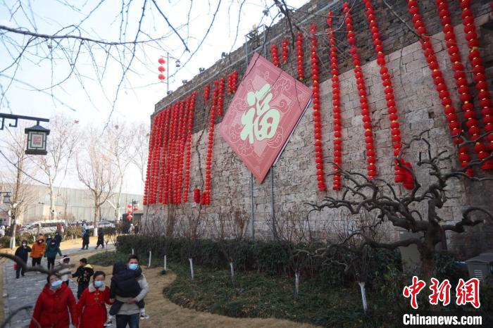 南京明城墙红红火火迎新春。　泱波 摄