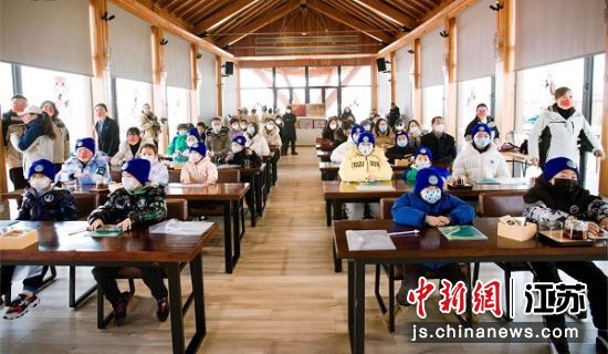 孩子们参加东台条子泥研学活动。东台条子泥湿地景区供图