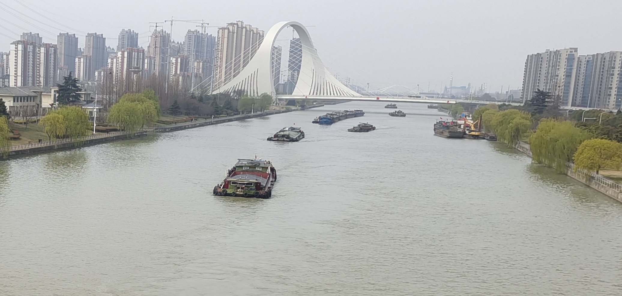 如今的运河上货船川流不息