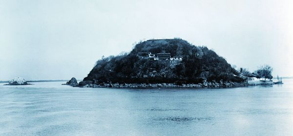 大江之中的焦山和松寥山（拍摄于1906年）