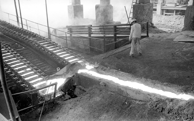 1993年8月，南京第二钢铁厂，滚烫的铁水在地沟中流动。