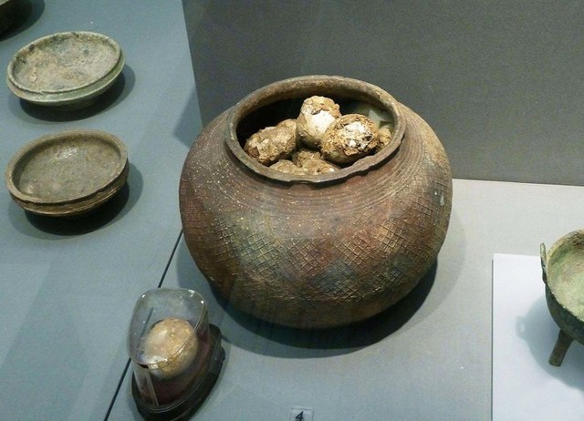 句容天王寨花头的2号墩出土鸭蛋 图源：江宁博物馆