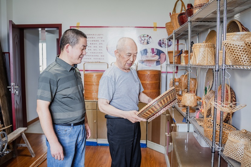 陶永飞（右）和徒弟徐建良