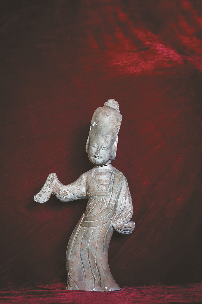 南唐钦陵出土的女舞蹈俑。
