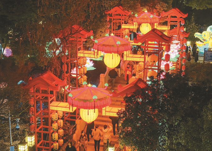 绚烂的灯光与漫天星河交相辉映，南京白鹭洲公园《上元灯彩图》非遗艺术展让市民游客叹为观止。 本报记者 邵丹 摄