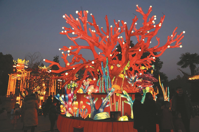 绚烂的灯光与漫天星河交相辉映，南京白鹭洲公园《上元灯彩图》非遗艺术展让市民游客叹为观止。 本报记者 宋宁 摄