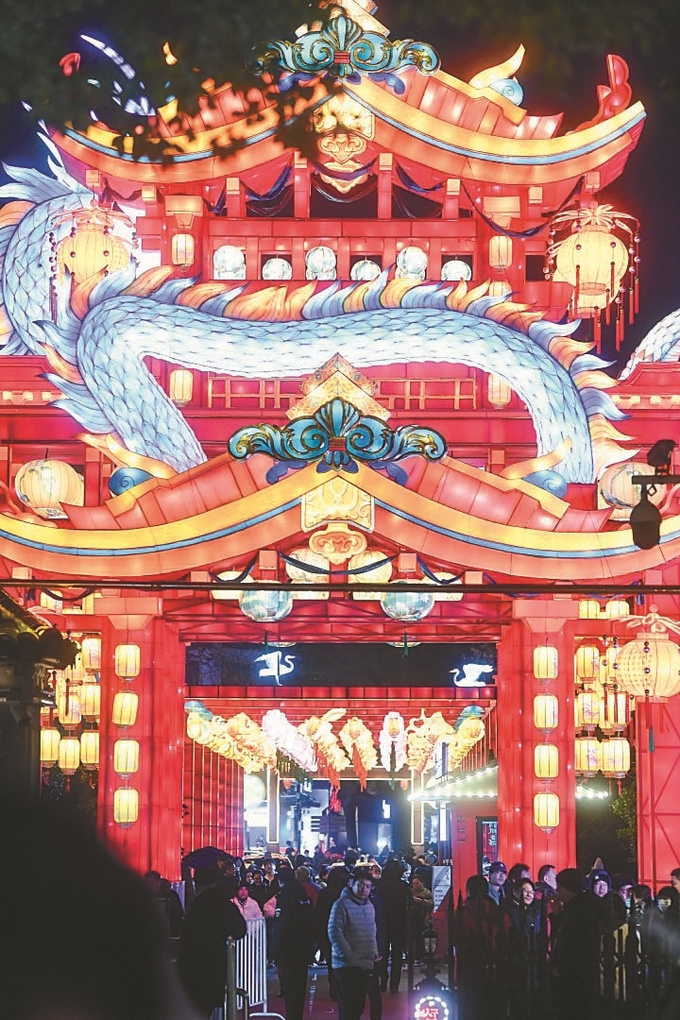 绚烂的灯光与漫天星河交相辉映，南京白鹭洲公园《上元灯彩图》非遗艺术展让市民游客叹为观止。 本报记者 邵丹 摄