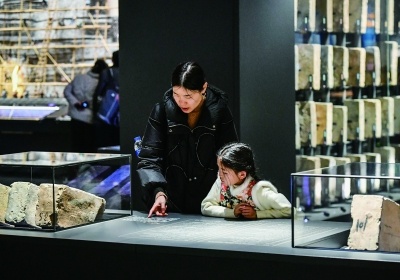 在南京城墙博物馆内，各地的游客慕名前来“打卡”，感受历史文化的魅力。董家训 摄