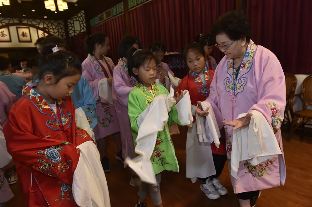 裔小萍在传习所向学生展示淮剧身段（资料图）