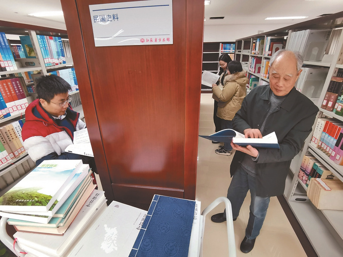张乃格和团队部分成员。记者 宋宁 摄