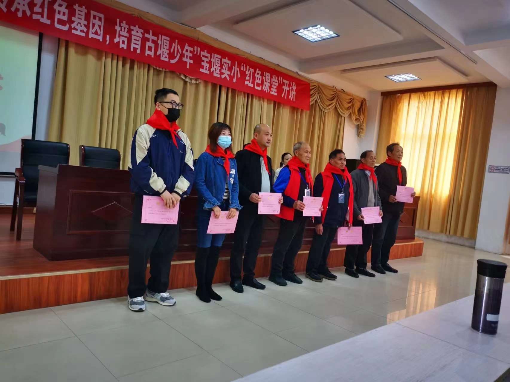 青年受聘校外辅导员上革命文物红色课堂