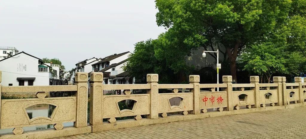 一座中市桥，使中街路向北延伸不少