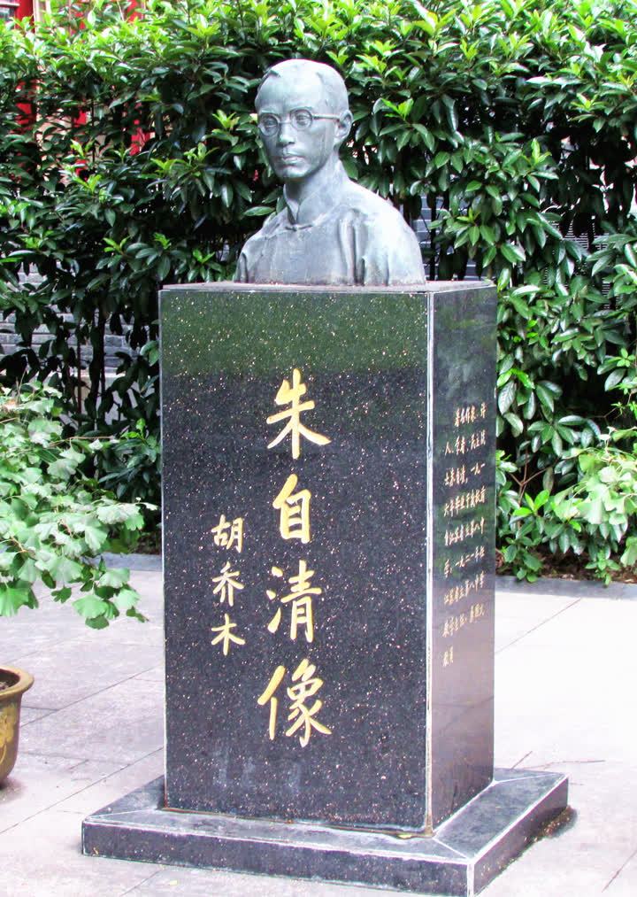 扬州中学的朱自清雕像
