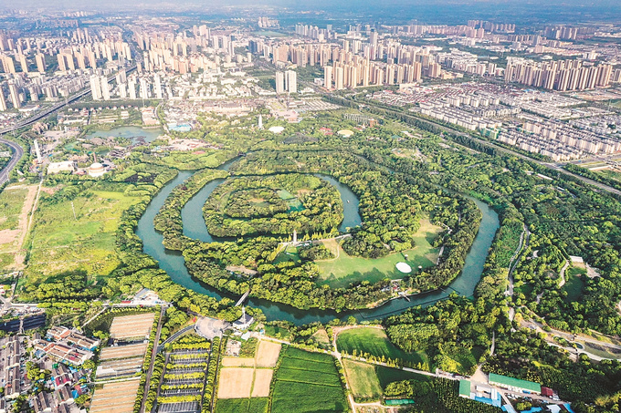 常州市武进区春秋淹城遗址与武进城区景色。（新华社发）
