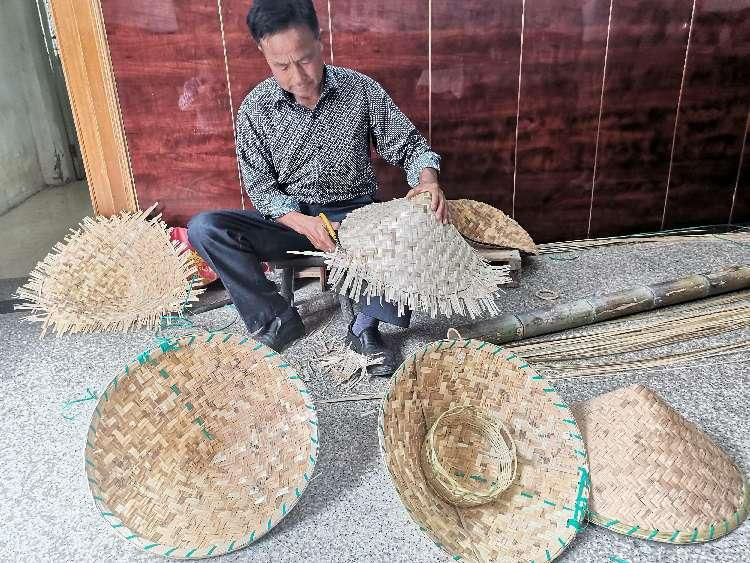 长荡湖畔渔民在编扎芦帽
