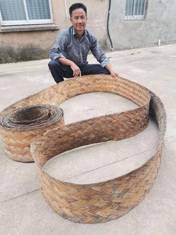 长荡湖畔渔民展示自己编扎的窝折